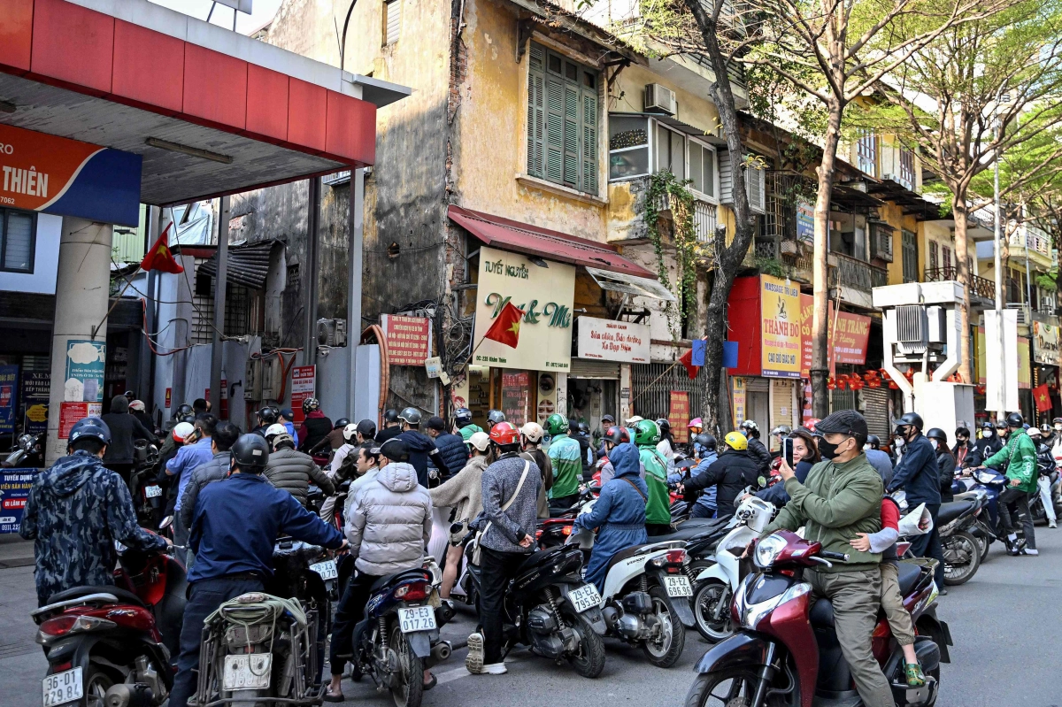 지난 10일 베트남 하노이의 한 주유소에서 운전자들이 차량에 휘발유를 넣기 위해 줄을 서고 있다.  하노이 AFP 연합뉴스