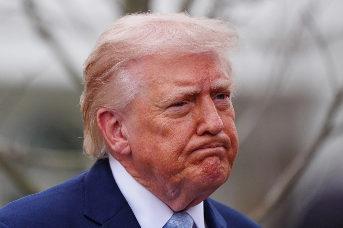 도널드 트럼프 미국 대통령이 지난 20일(현지시간) 워싱턴DC 백악관 남쪽 잔디밭에서 전용 헬기 마린원에 탑승하기 전 기자들과 이야기하고 있다.  연합뉴스