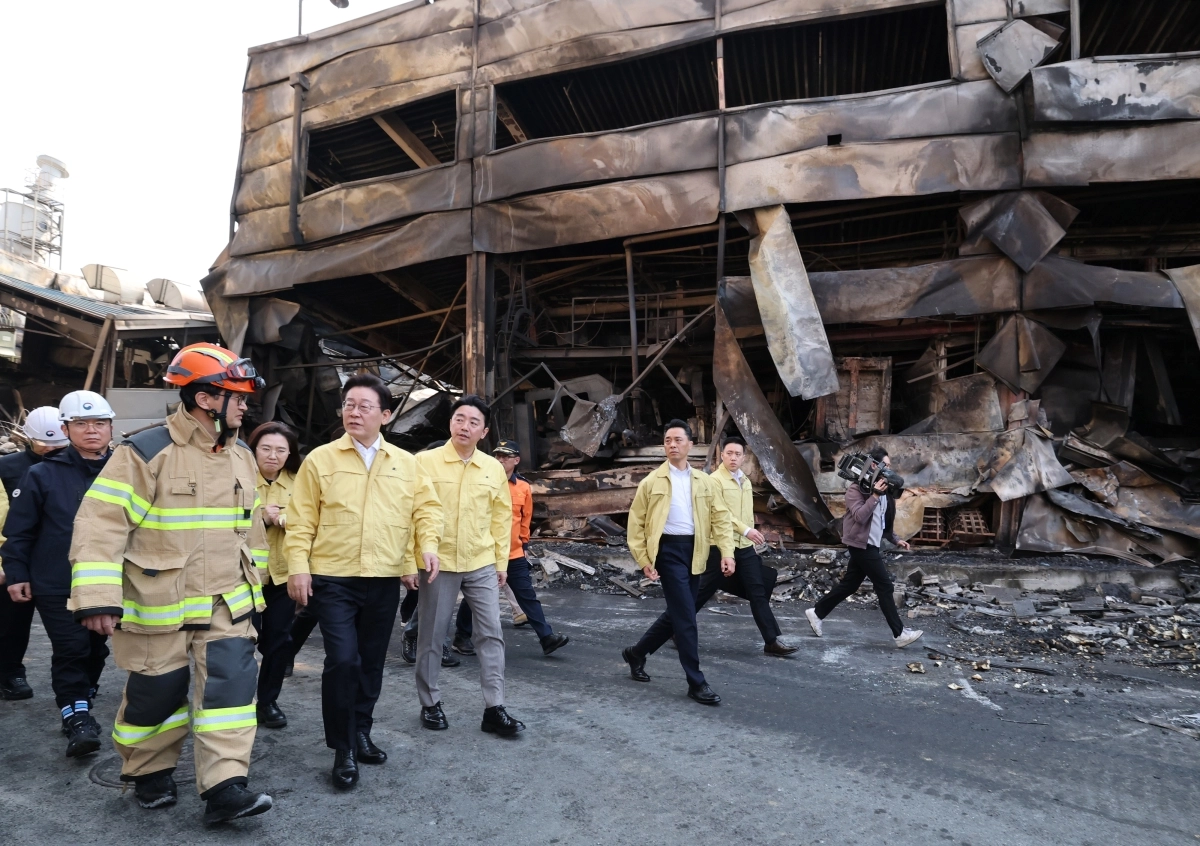 이재명 대통령이 지난 21일 대전 대덕구 안전공업 건물의 대형 화재 현장을 찾아 피해 상황을 살펴보고 있다. 전날 발생한 화재로 14명이 숨지고 59명이 다쳤다. 연합뉴스