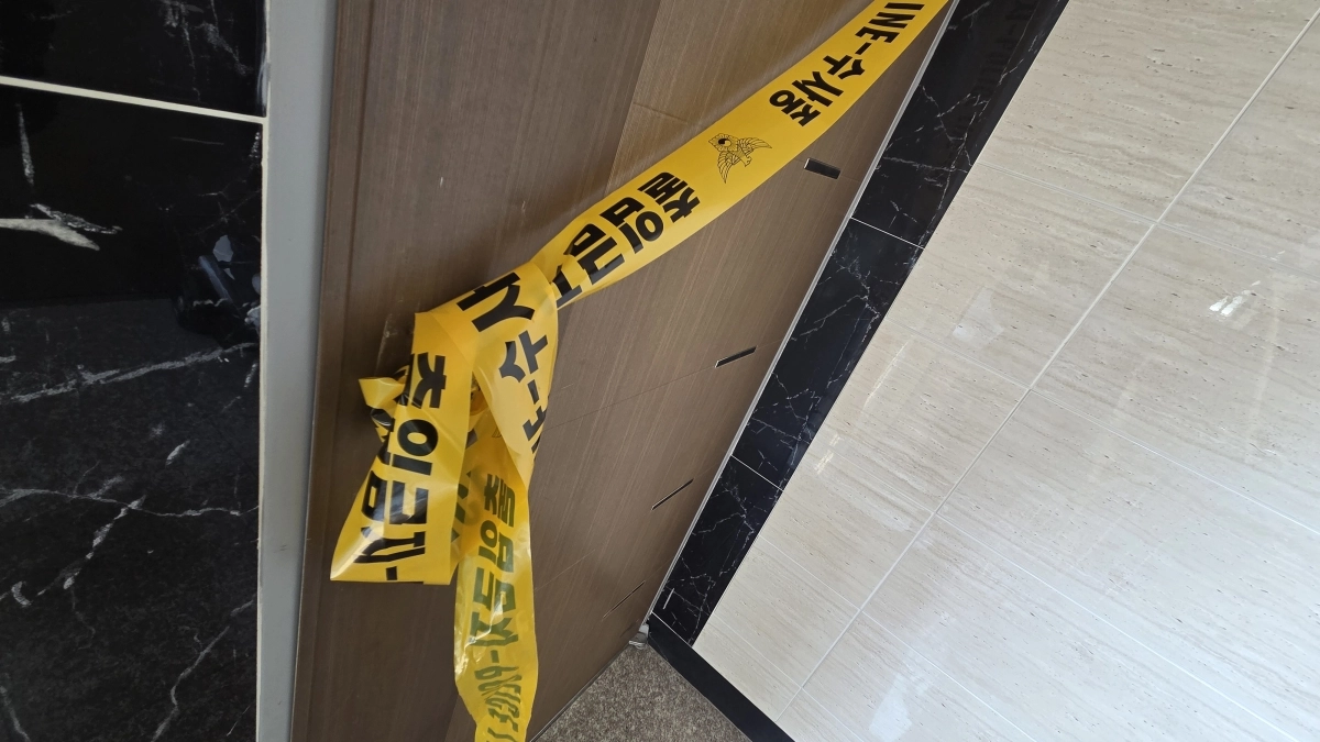 지난 18일 30대 가장과 어린 자녀 4명 등 일가족 5명이 숨진 채 발견된 울산 울주군의 빌라 현관문 전경.