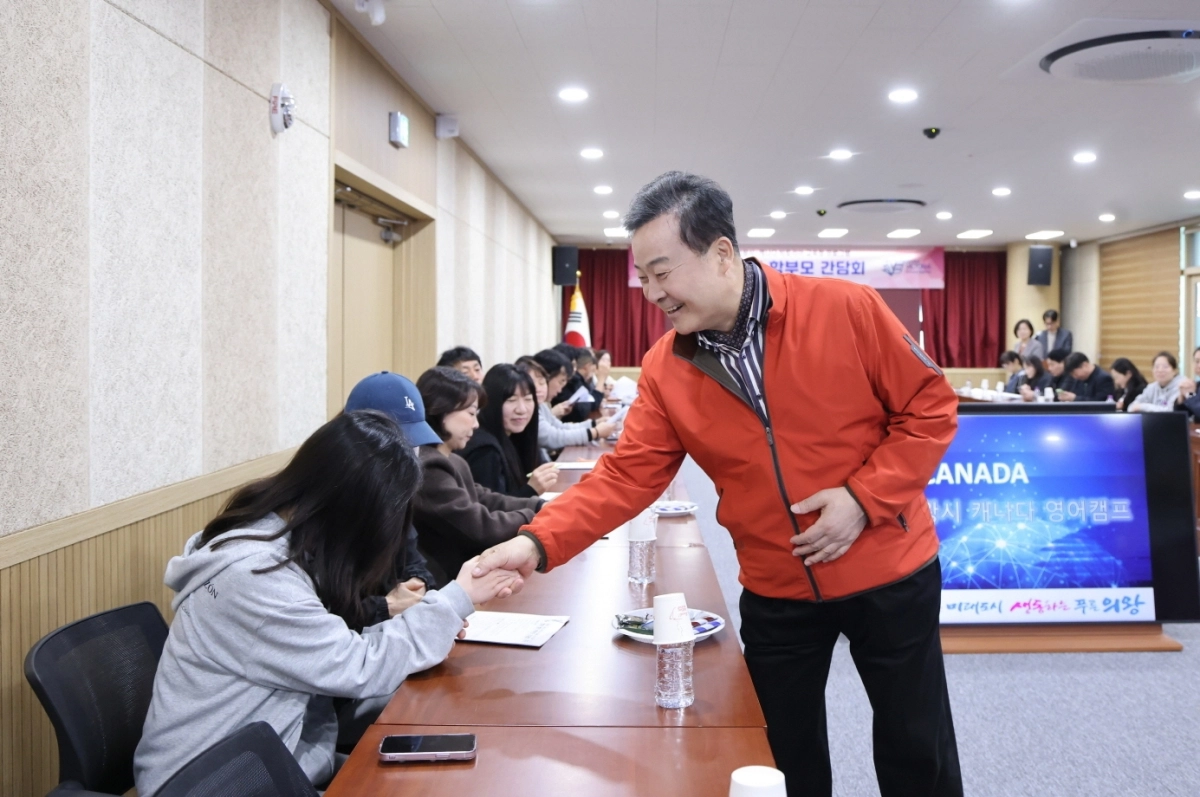 김성제 의왕시장이 21일 ‘캐나다 빅토리아 교육청 여름방학캠프 학부모 간담회’에 참석한 학부모와 인사하고 있다. (의왕시 제공)