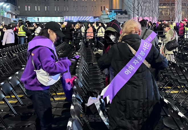 끝까지 청소하고 떠난 ‘아미’의 품격