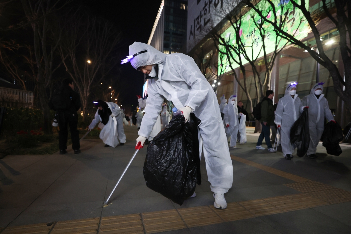 그룹 방탄소년단(BTS)이 정규 5집 ‘아리랑’(ARIRANG) 발매를 기념해 무료 공연 ‘BTS 컴백 라이브: 아리랑’(BTS THE COMEBACK LIVE｜ARIRANG)을 마친 21일 서울 종로구 광화문 광장에서 자원봉사자들이 쓰레기를 줍고 있다. 2026.3.21. 연합뉴스