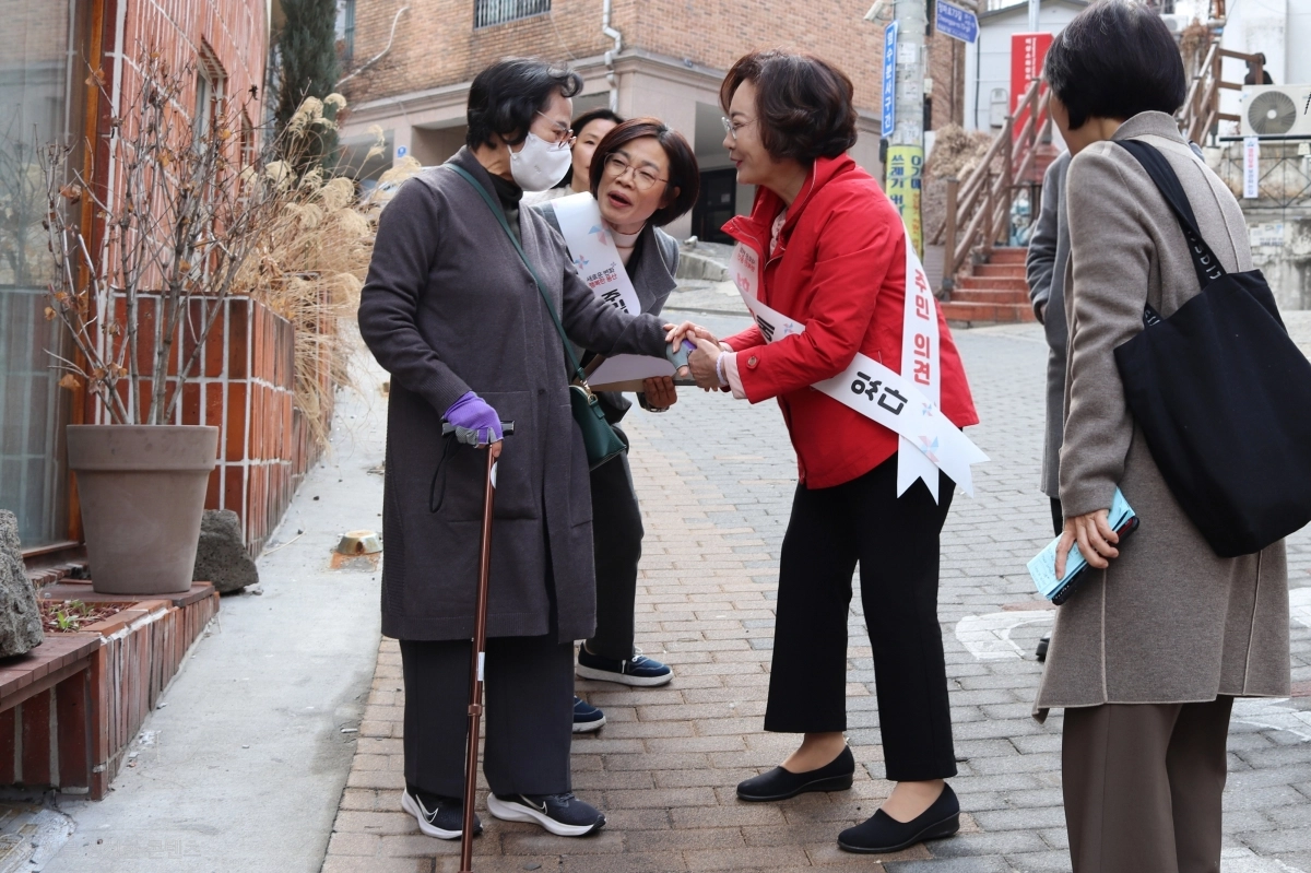 박희영(오른쪽 두 번째) 서울 용산구청장이 지난 20일 ‘찾아가는 현장 소통’으로 서계동 골목길에서 주민과 만나 골목길 안전에 대해 대화하고 있다. 용산구 제공