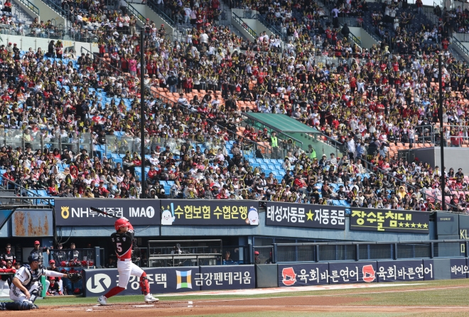 ‘야구의 봄’ 터졌다… 시범경기 최다 관중 홈런