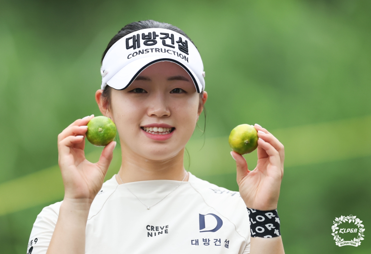 우승 뒤 청귤을 들고 포즈를 취한 임진영. KLPGA 제공