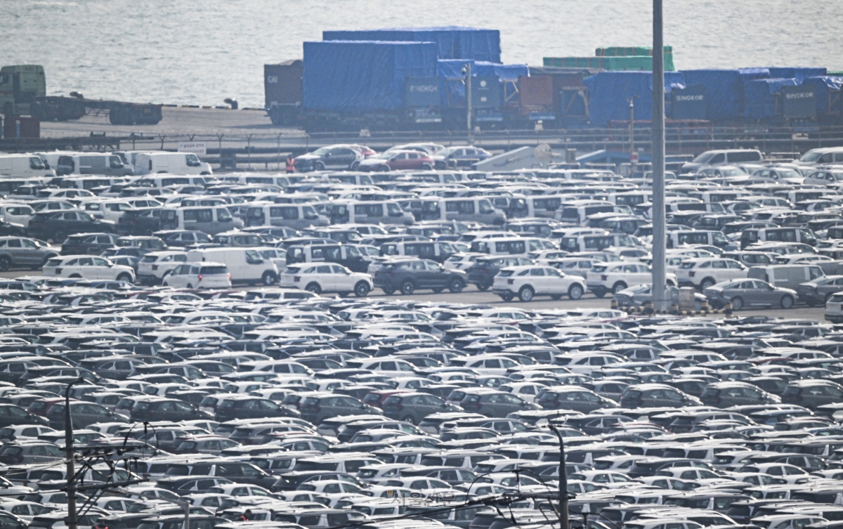 사진은 12일 경기 평택항 부두에 주차된 수출용 차량. 2026.3.12 이지훈 기자