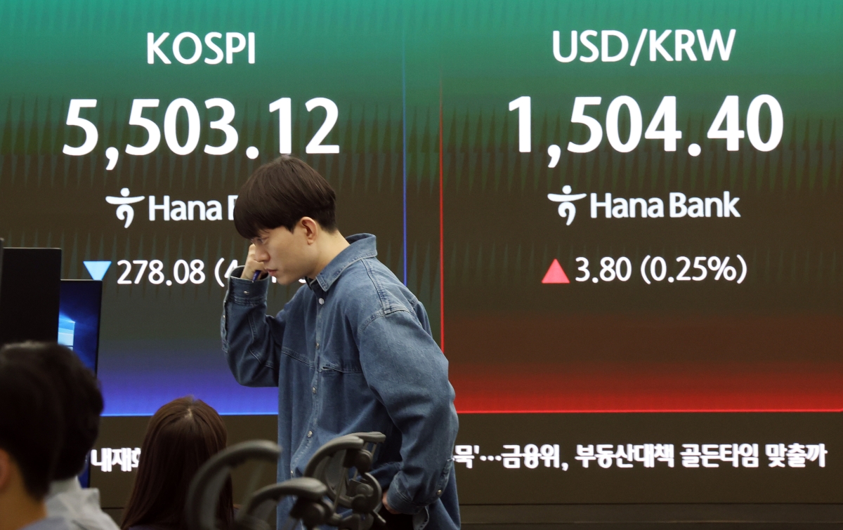 23일 서울 중구 하나은행 본점 딜링룸 전광판에 코스피, 코스닥 지수가 표시돼 있다. 이날 코스피는 전장보다 201.05포인트(3.48%) 내린 5580.15에, 코스닥은 31.66포인트(2.73%) 내린 1129.86에 개장했다. 2026.3.23 연합뉴스