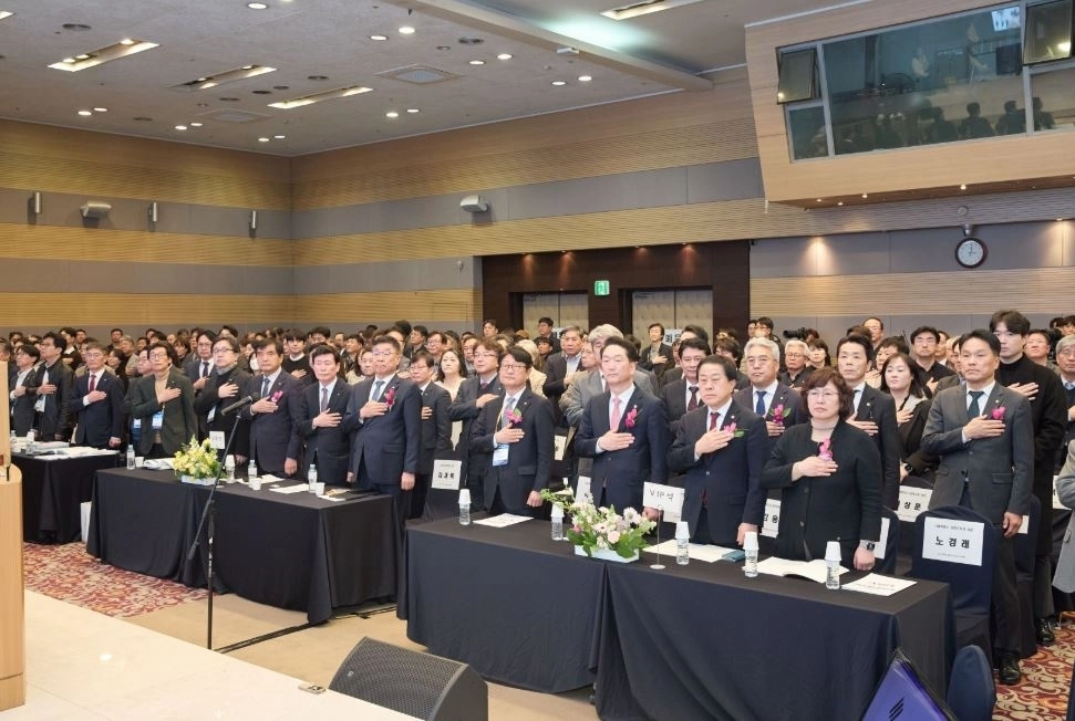 지난 19일 개최된 서울시건축사회 제60회 정기총회에 참석한 김용호 서울시의원(맨 앞줄 오른쪽 두 번째)이 김태수 주택공간위원장(맨 앞줄 오른쪽 세 번째), 곽명희 서울시 주택실 한옥건축자산과장(맨 앞줄 오른쪽 첫 번째), 내외빈들과 함께 국민의례를 하고 있다.