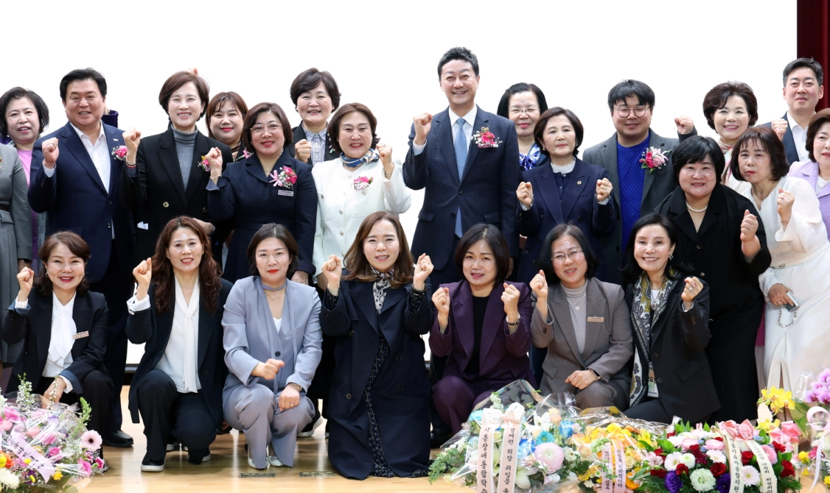 김진경 의장이 ‘경기도어린이집연합회 제2·3대 회장 이·취임식’에서 강원미 신임 회장을 비롯한 관계자들과 함께 파이팅을 외치고 있다.(사진=경기도의회)