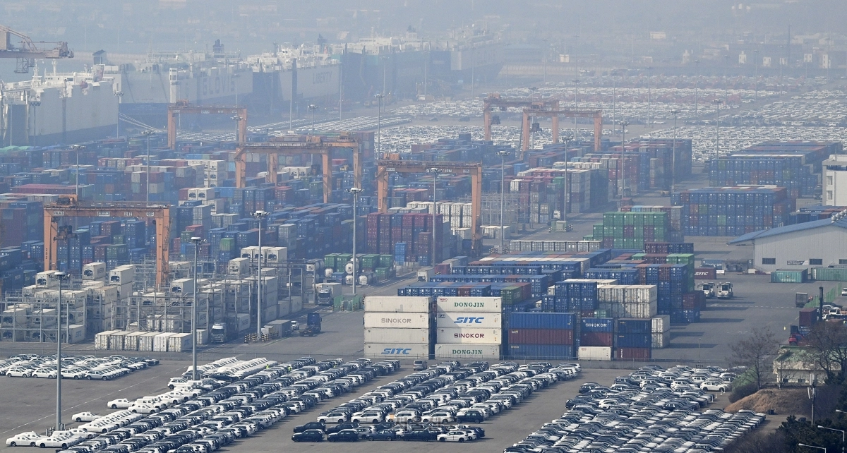 12일 경기 평택항 부두에 주차된 수출용 차량. 2026.3.12 이지훈 기자