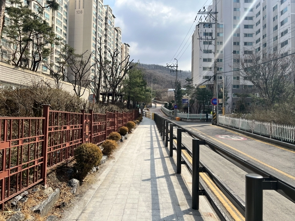 열선이 설치된 의왕 모락초등학교 등굣길(의왕시 제공)