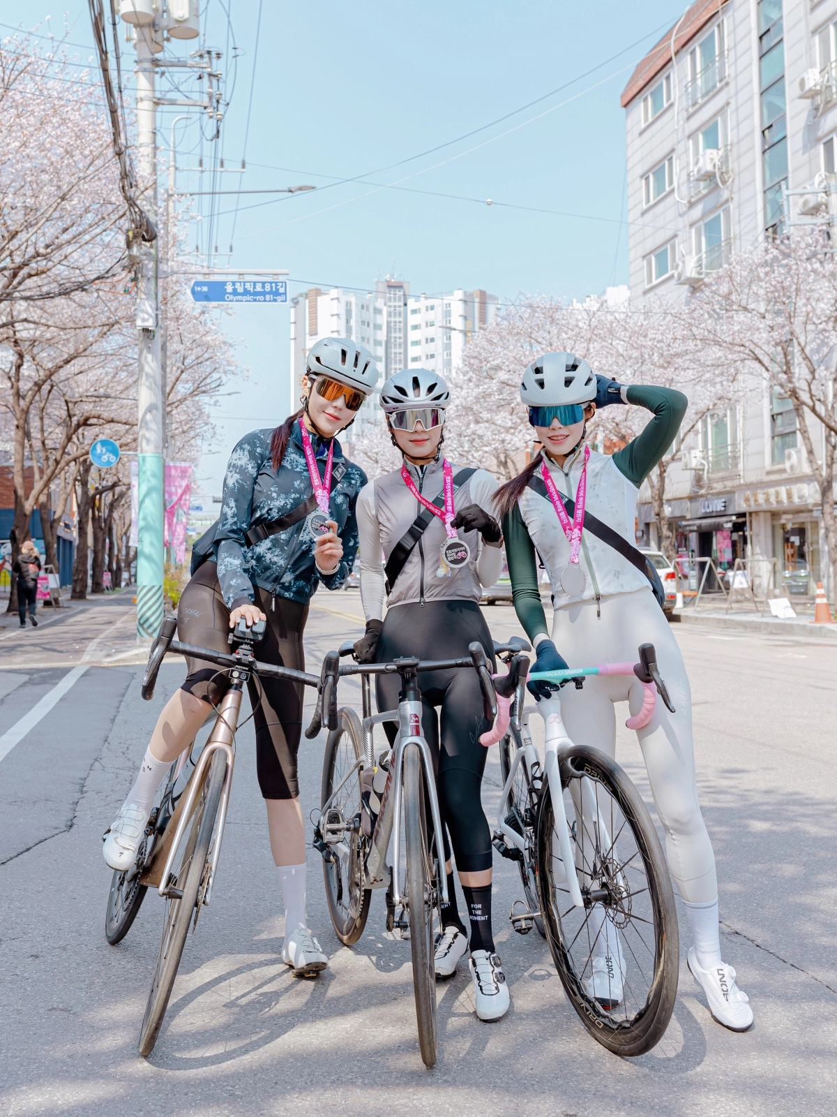 지난해 강동구에서 주최한 ‘천호자전거거리 벚꽃 라이딩 챌린지’ 참가자들이 자전거 위에서 기념촬영을 하고 있다.  강동구 제공