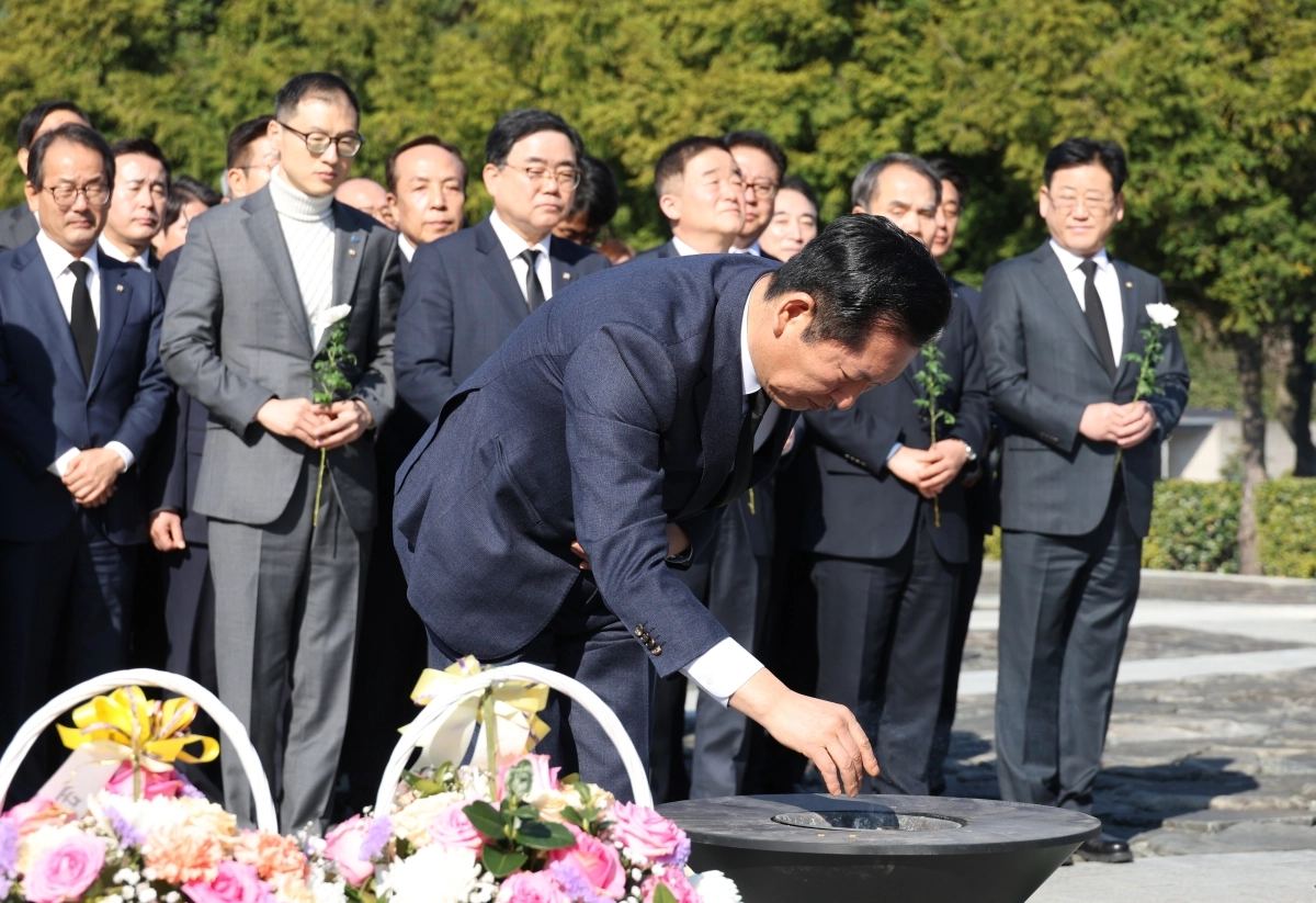 정청래 더불어민주당 대표가 23일 오전 경남 김해 봉하마을 노무현 전 대통령 묘역을 참배하며 분향하고 있다. 2026.3.23 김해 연합뉴스