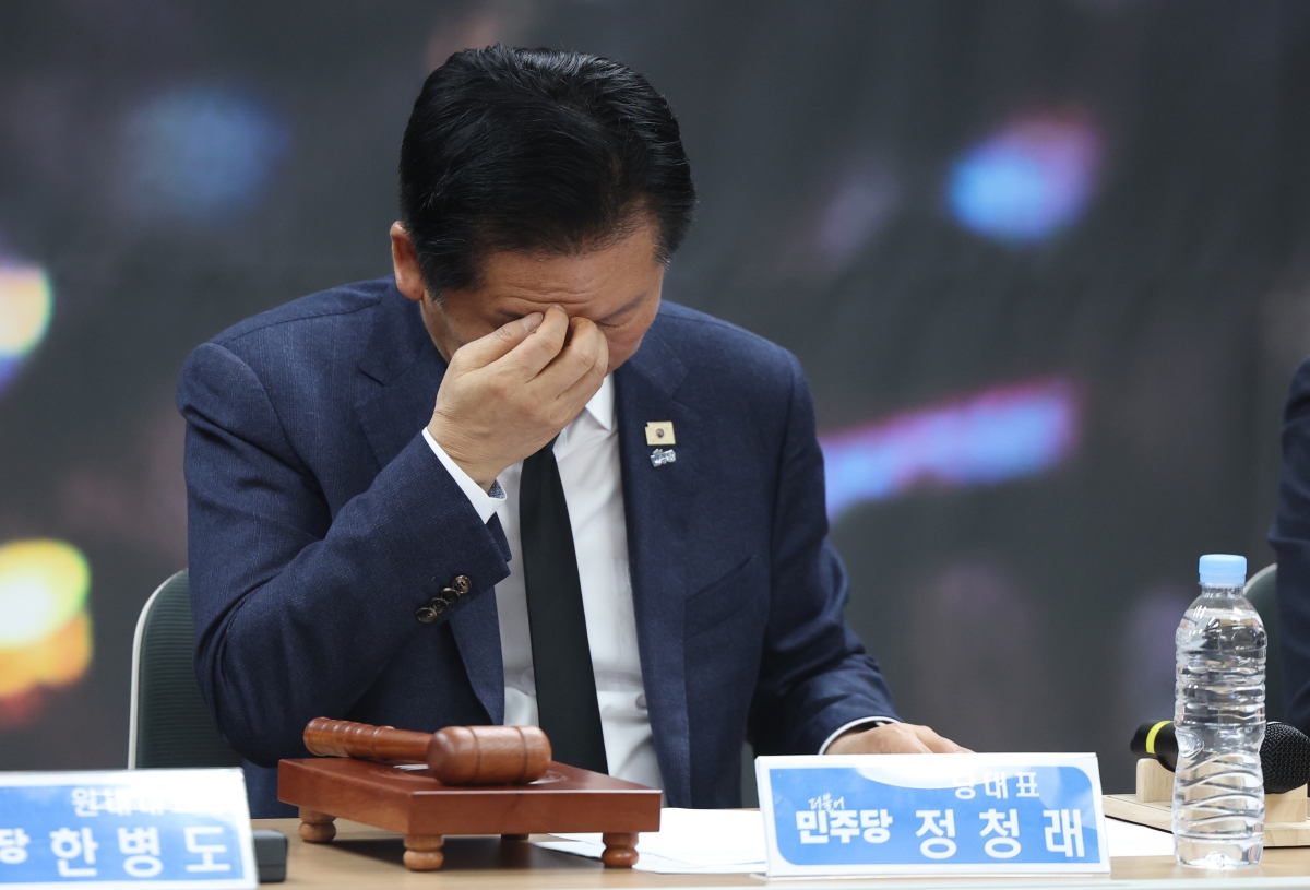 정청래 더불어민주당  대표가 23일 경남 김해 강금원기념봉하연수원 강연장에서 열린 현장 최고위원회의에서 발언을 마친 후 이마를 만지고 있다. 2026.3.23 김해 연합뉴스