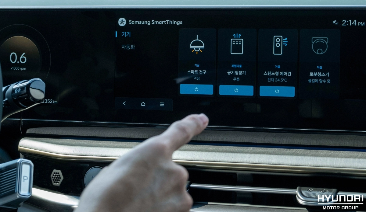 현대차 고객이 20일 차량의 인포테인먼트 시스템에 연계된 카투홈 서비스를 통해 집안의 공기청정기와 에어컨 등을 가동시키고 있다. 현대차그룹 제공