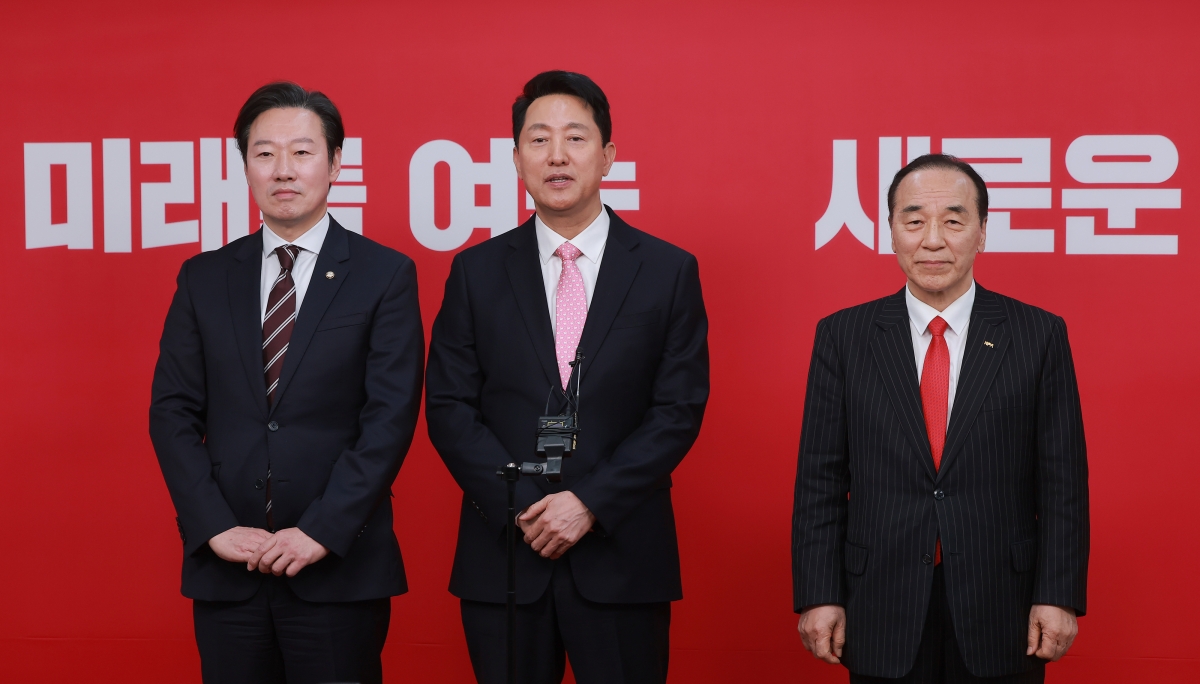 6·3 지방선거 국민의힘 서울시장 예비후보들이 22일 서울 여의도 국민의힘 중앙당사에서 열린 후보 면접을 마치고 백브리핑을 하고 있다. 왼쪽부터 국민의힘 박수민 의원, 오세훈 서울시장, 김충환 전 의원. 뉴스1