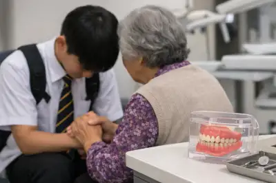 “할머니 틀니 좀…” 눈물로 부탁한 중학생, 의대생 돼 다시 찾았다