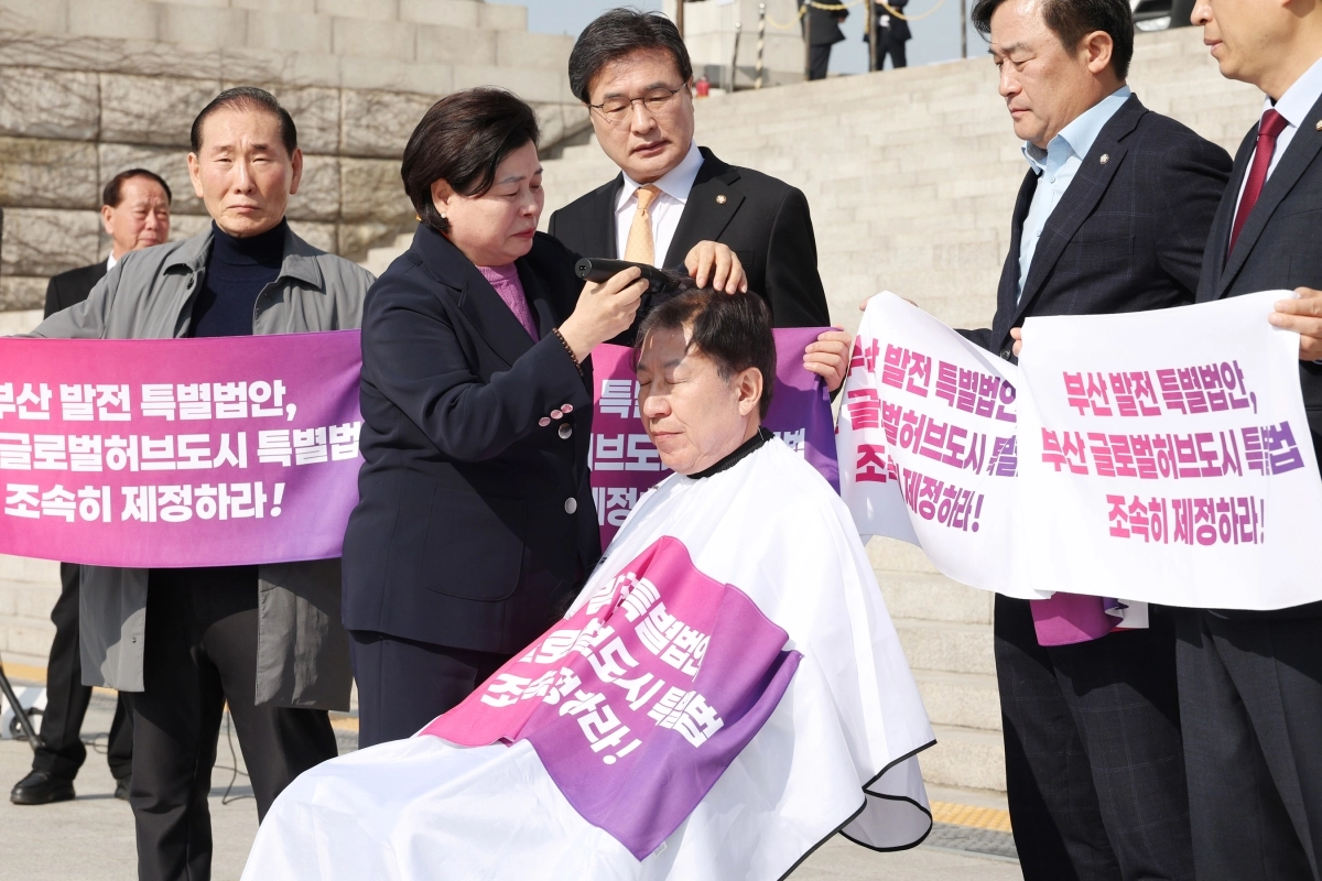 박형준 부산시장이 23일 오전 국회의사당 앞에서 ‘부산 글로벌 허브도시 특별법’의 제정을 촉구하면서 삭발하고 있다. 부산시 제공