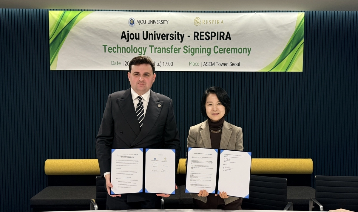 19일 레스피라 Bernald Leone 대표와 정이숙 아주대 교수가 기술 이전 협약식 후 기념 촬영을 하고 있다. (아주대 제공)