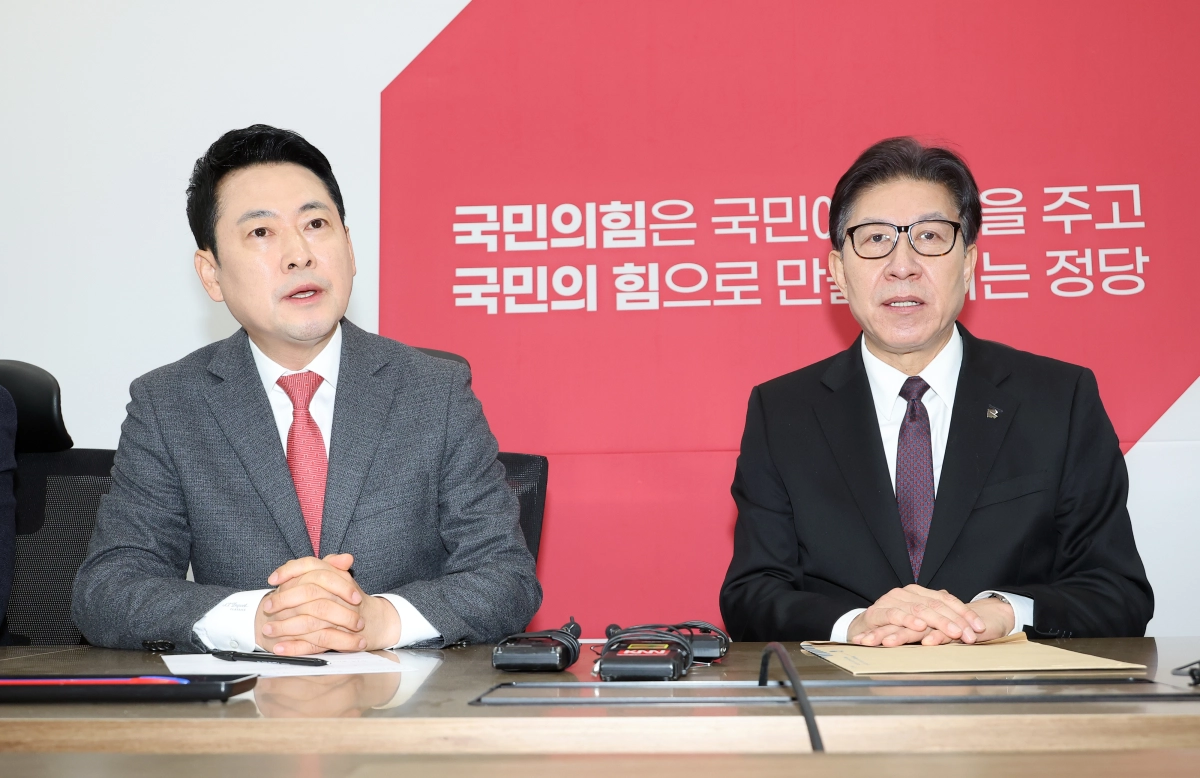 국민의힘 장동혁 대표가 23일 국회에서 부산 발전 특별법안 제정 촉구를 위해 방문한 박형준 부산시장을 만나 발언하고 있다. 연합뉴스