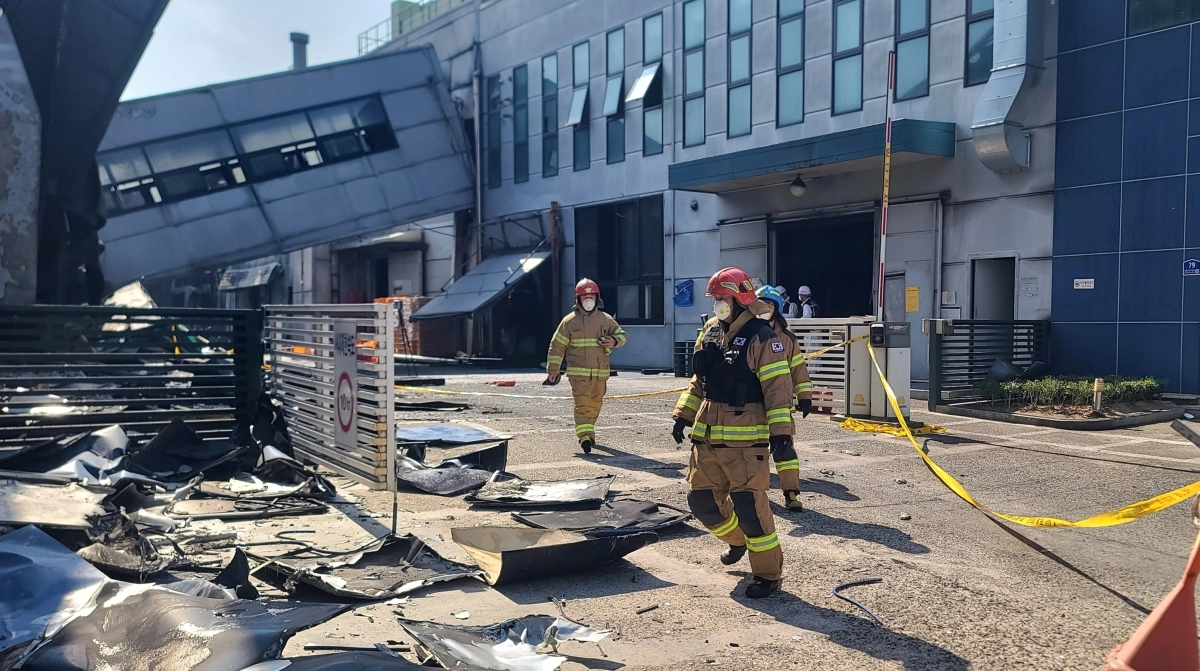 23일 74명의 사상자가 발생한 대전 대덕구 자동차 부품 공장 화재 현장에서 합동 감식이 진행되고 있다. 이종익 기자