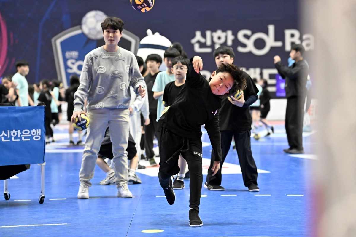 한국핸드볼연맹과 부산시설공단이 주최한 ‘마음의 패스’ 행사에 참가한 학생이 핸드볼 경기를 체험하고 있다. 한국핸드볼연맹 제공