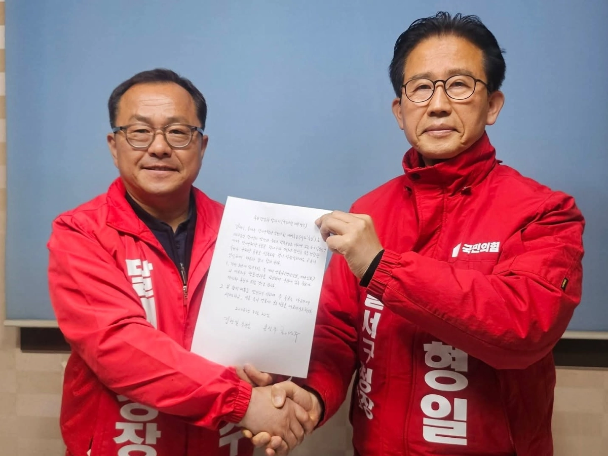국민의힘 대구 달서구청장 경선에 나선 김형일·홍성주 예비후보가 지난 22일 단일화에 합의한 뒤 기념촬영을 하고 있다. 김형일·홍성주 예비후보 측 제공