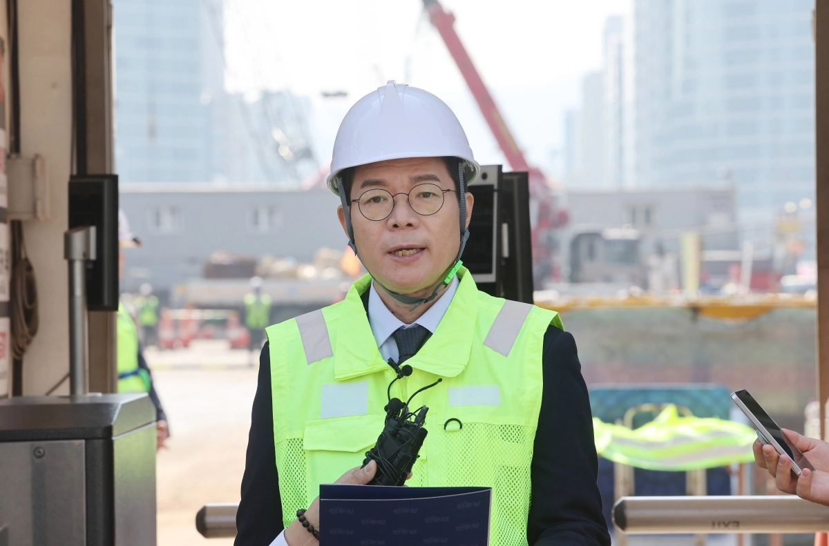 더불어민주당 정원오 서울시장 예비후보가 23일 서울 강남구 영동대로 복합개발 지하공사 현장을 둘러보고 안전 공약을 발표하고 있다. 연합뉴스