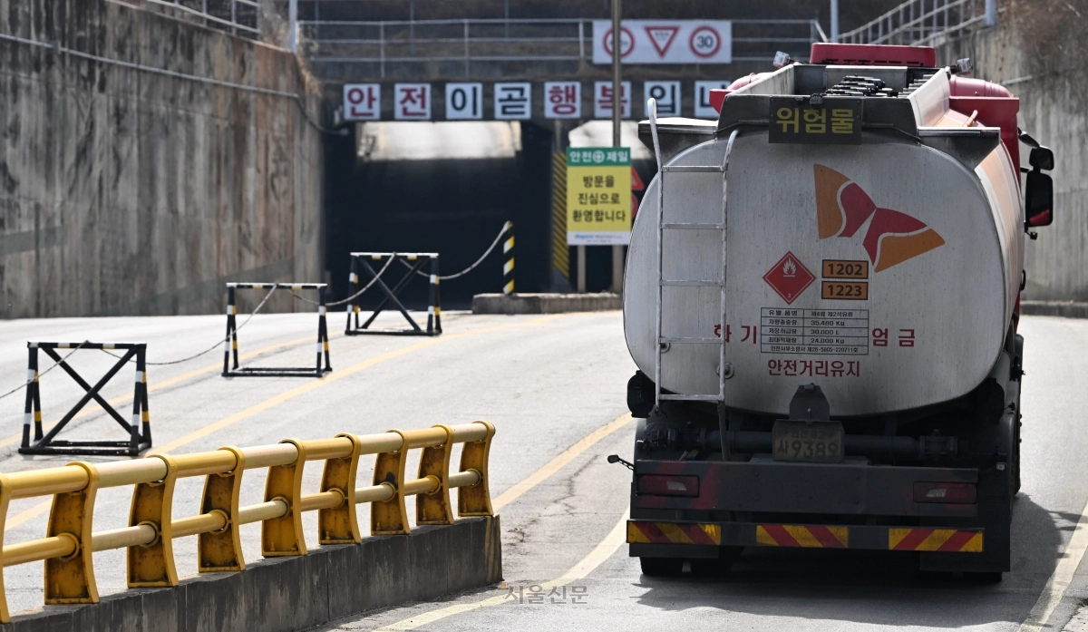 호르무즈 해협이 사실상 봉쇄됨에 따라 중동 원유 수급 등 국내 에너지 안보에 대한 우려가 커지는 가운데 8일 경기도 고양시 대한송유관공사 경인지사 저유소 입구에서 유조차가 오가고 있다. 2026.3.8 홍윤기 기자
