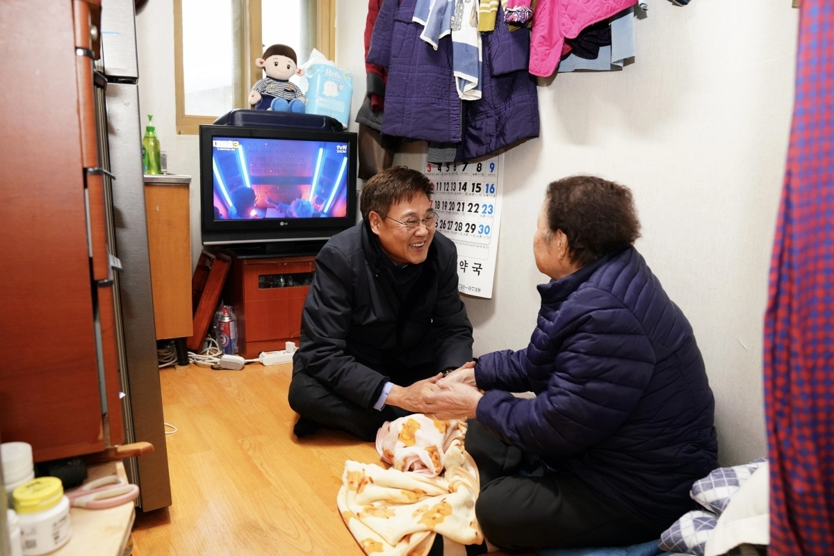 정문헌(왼쪽) 종로구청장이 2024년 11월 종로구의 한 가정을 방문해 주민과 인사를 나누고 있다. 종로구 제공