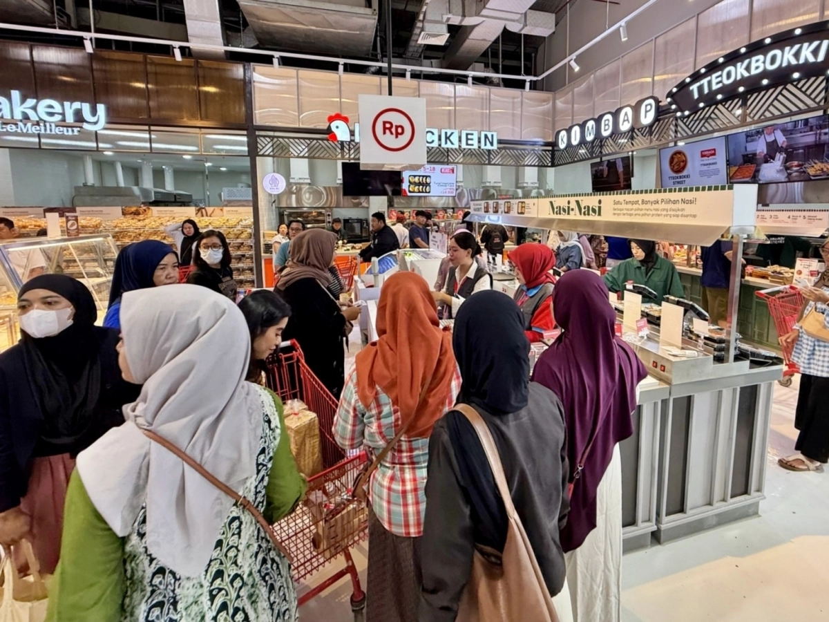 롯데마트 인도네시아 마타람점 입구 전면에 배치한 ‘밀솔루션(K-Meal Solution)’에 고객들이 몰리고 있다. 롯데마트 제공