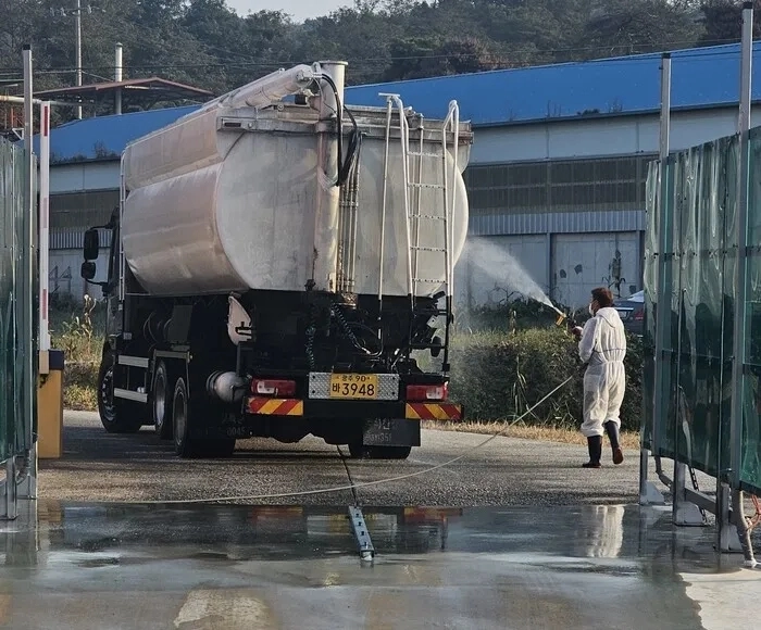 조류인풀루엔자 확산을 막기 위해 농가 출입 차량에 대한 방역을 실시하고 있다. 전북도 제공