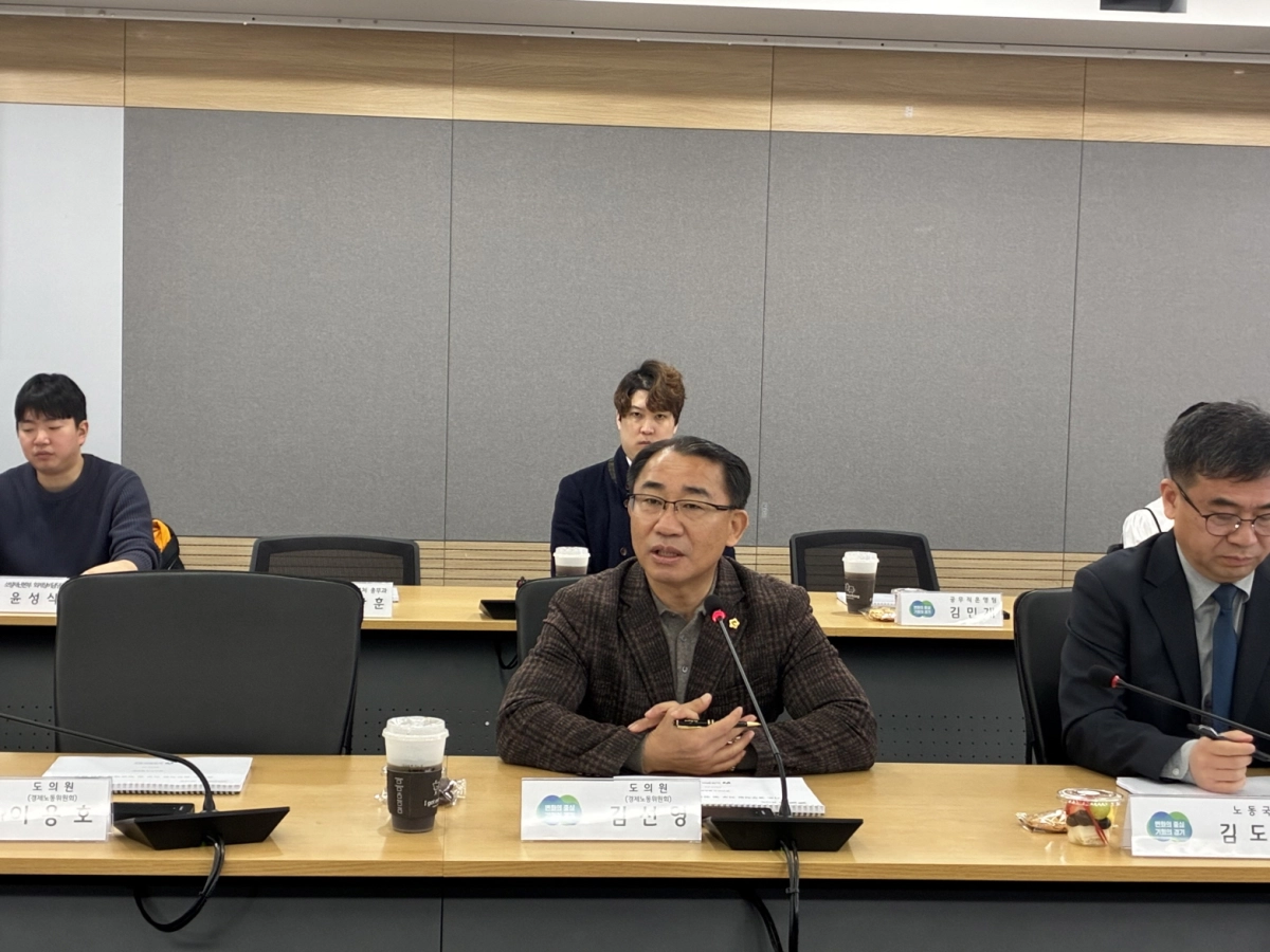 김선영 의원이 23일 경기도청 서희홀에서 열린 ‘경기도 공무직원 직무 및 임금체계 개선 연구 용역 중간보고회’에 참석해 연구용역 진행 상황을 점검하고 있다.(사진=경기도의회)