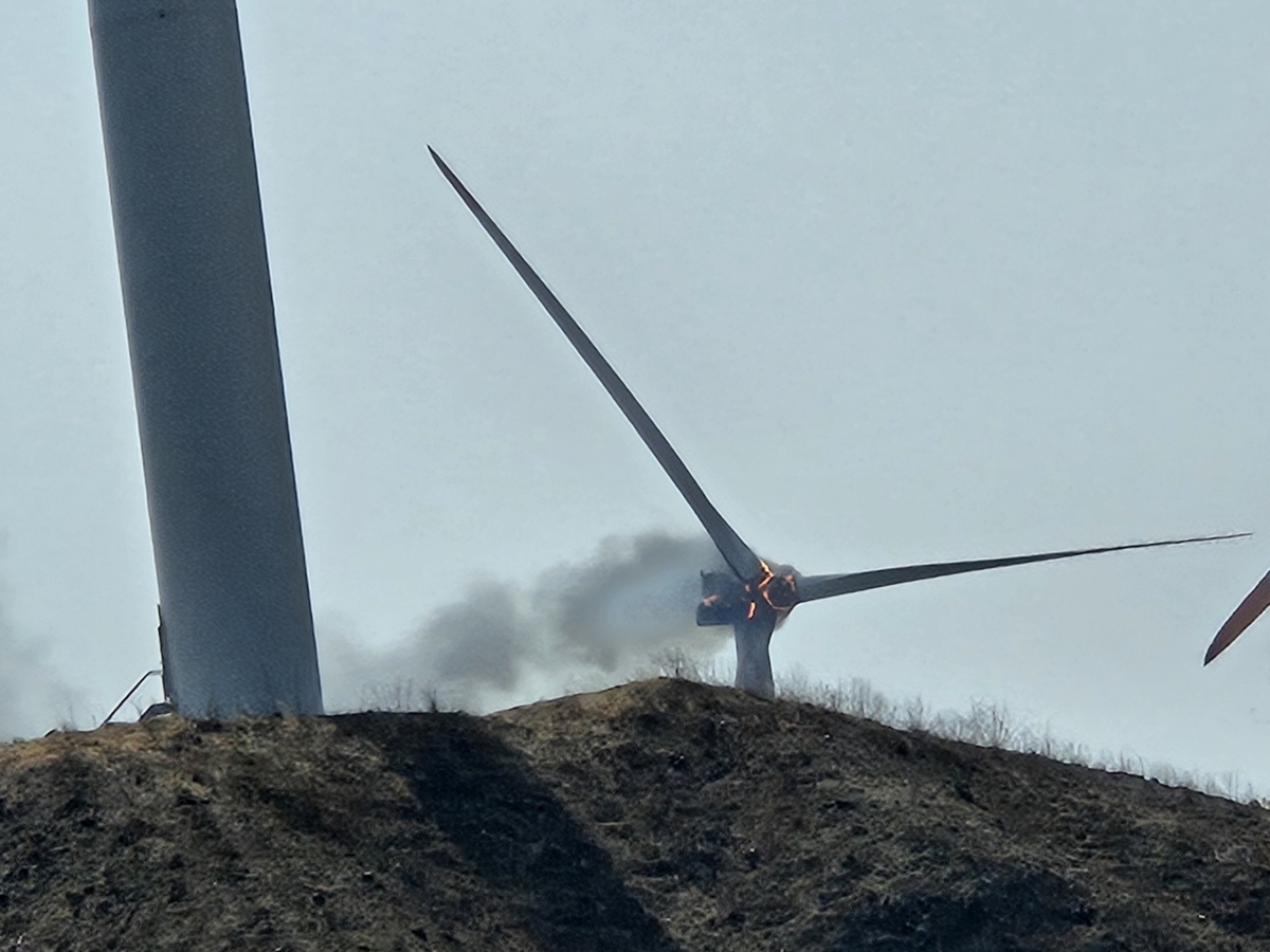 경북 영덕군 창포리 풍력발전단지 내 풍력발전기에서 23일 발생한 화재. 영덕군 제공