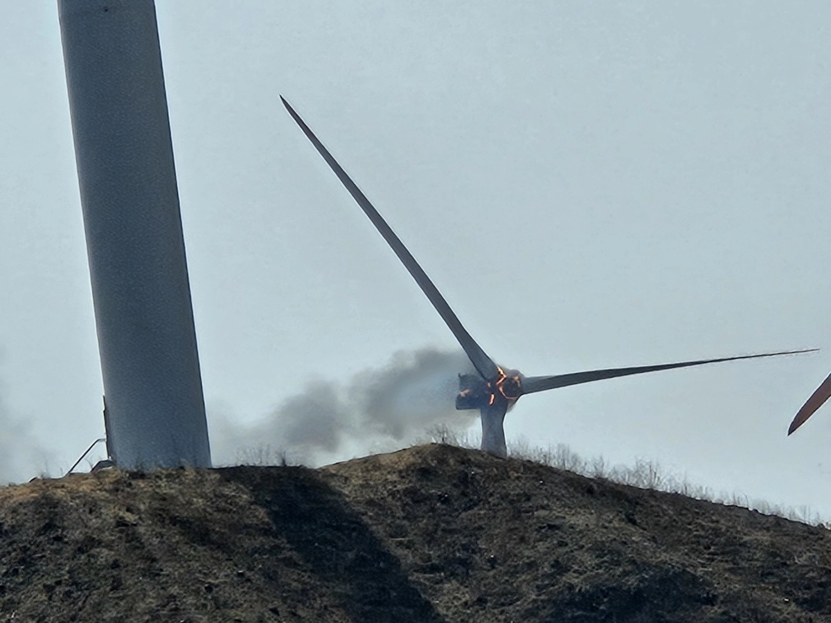 경북 영덕군 창포리 풍력발전단지 내 풍력발전기에서 23일 발생한 화재. 영덕군 제공