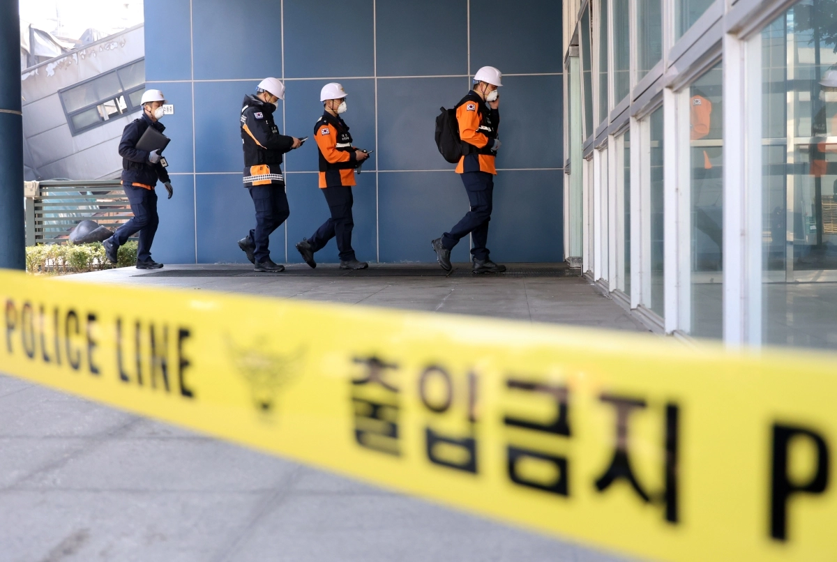 23일 대전 대덕구에 있는 자동차 부품 제조업체인 안전공업 주식회사 화재 합동 감식에 나선 감식 당국 관계자들이 안전공업 건물 안으로 진입하고 있다. 대전 연합뉴스