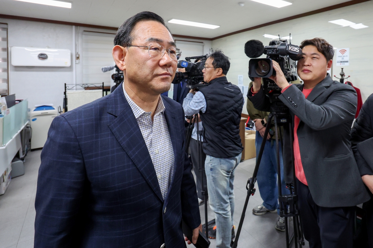 회의실 나와 이동하는 주호영 의원