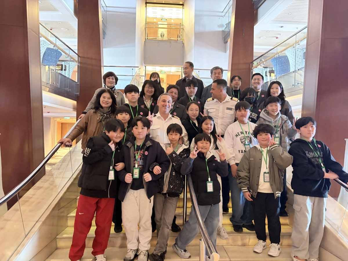 제주도는 23일 해안초등학교 학생 15명을 대상으로 셀러브리티 밀레니엄 크루즈 승선 체험 프로그램인 ‘쉽 투어’를 진행한 뒤 기념촬영을 하고 있다. 제주도 제공