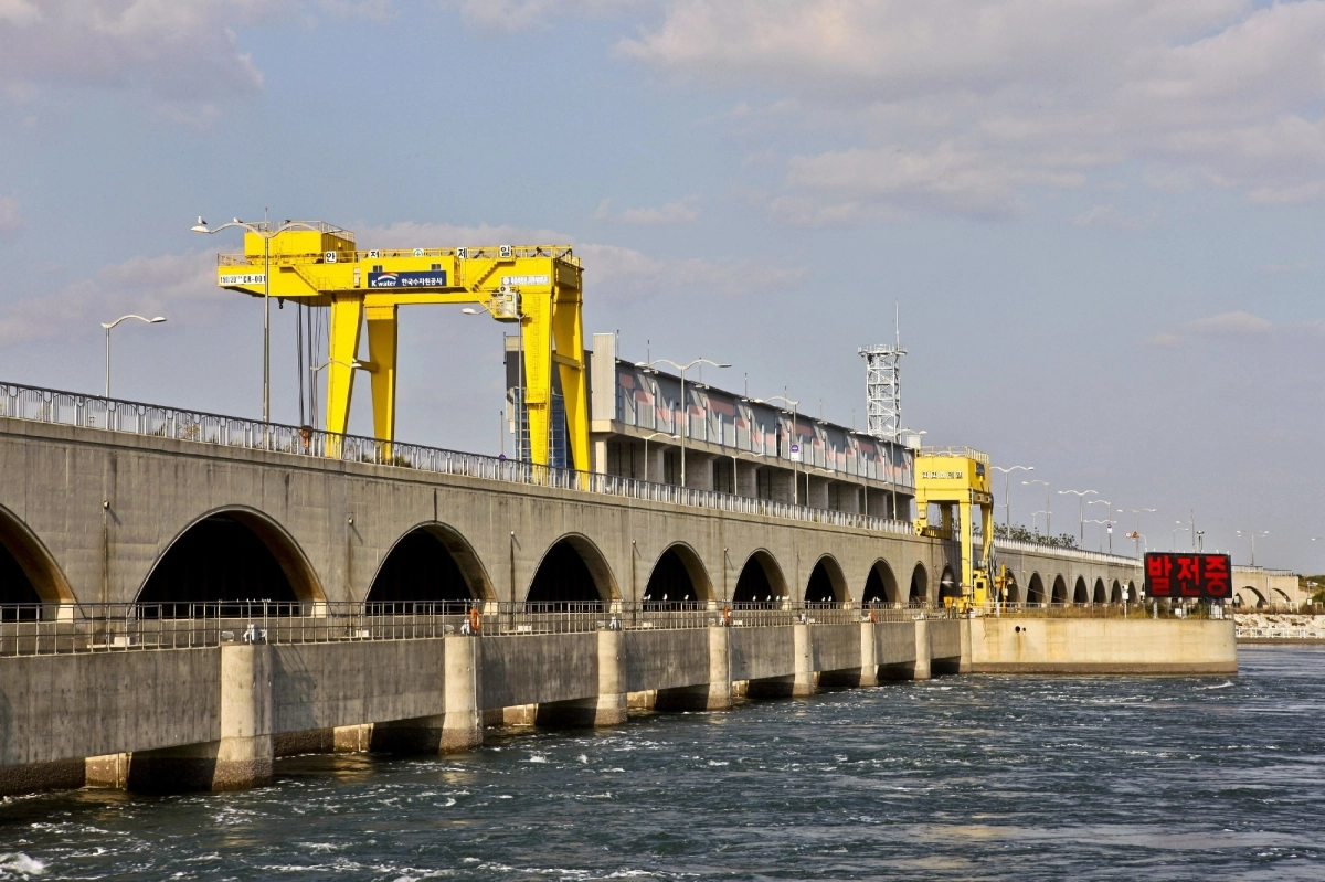 경기도 안산시 시화호에 위치한 시화호 조력발전소 전경. 한국수자원공사는 기업들의 RE100 달성과 산업 경쟁력 강화를 지원하고 있다. 한국수자원공사 제공