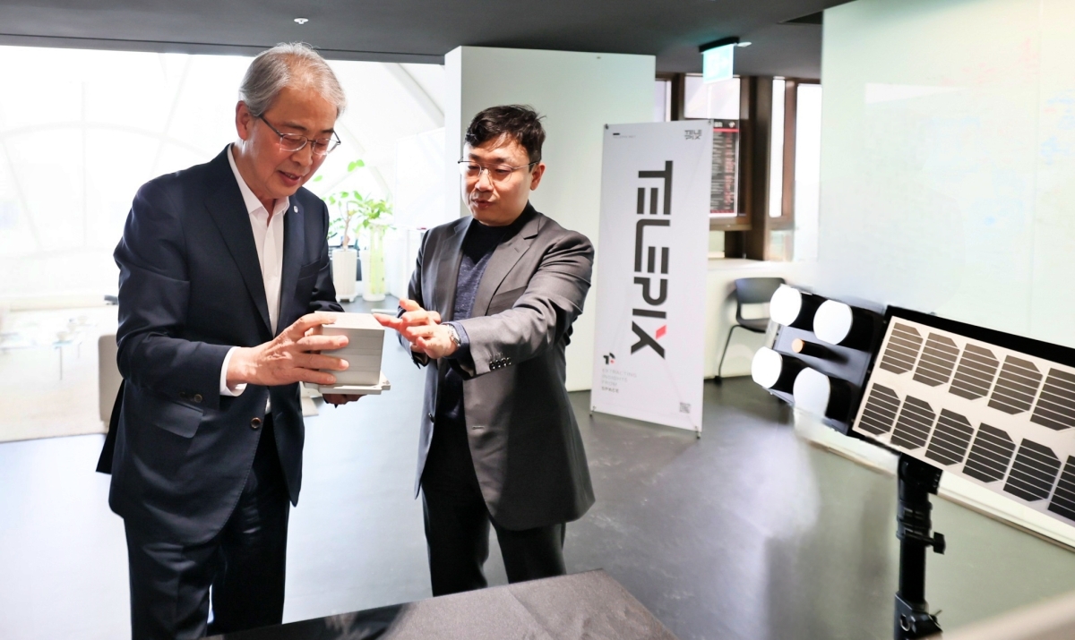 임종룡(왼쪽) 우리금융지주 회장이 23일 서울 여의도 텔레픽스 본사에서 조성익 대표에게 제품 설명을 듣고 있다. 우리금융 제공