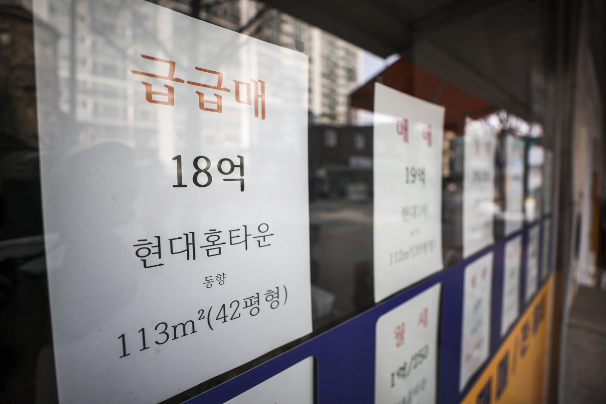 [서울=뉴시스] 정병혁 기자 = 22일 서울시내 부동산에 매물 정보가 붙어있다. 2026.03.22. jhope@newsis.com  <저작권자ⓒ 공감언론 뉴시스통신사. 무단전재-재배포 금지.>