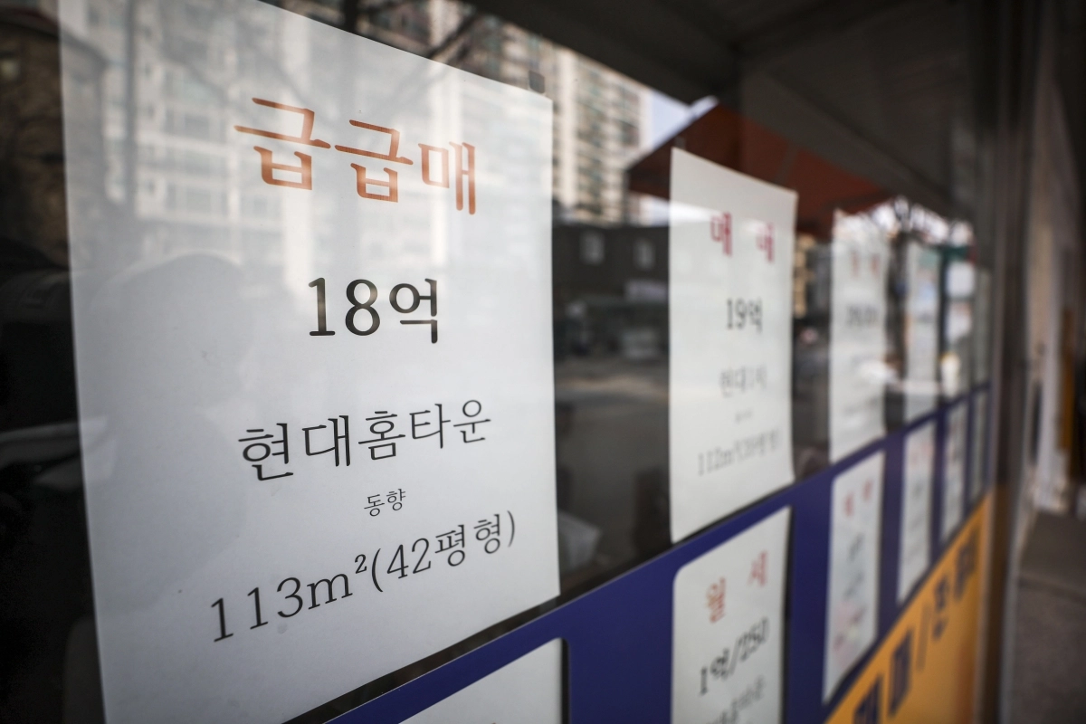 [서울=뉴시스] 정병혁 기자 = 22일 서울시내 부동산에 매물 정보가 붙어있다. 2026.03.22. jhope@newsis.com  <저작권자ⓒ 공감언론 뉴시스통신사. 무단전재-재배포 금지.>