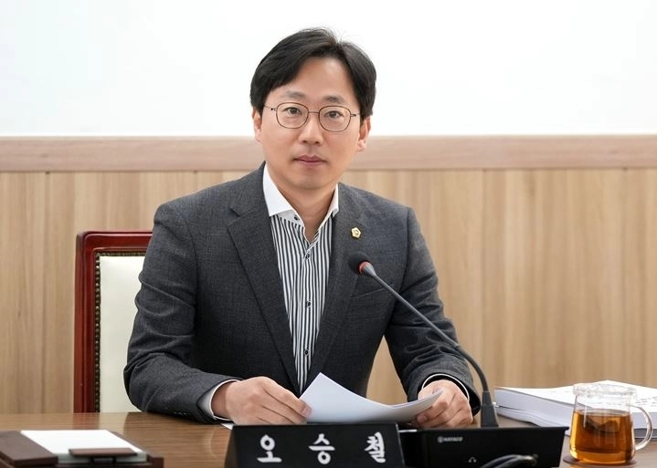 하남시의회 오승철 의원이 20일 제346회 임시회 도시건설위원회 회의에서 ‘하남시 주택 조례 일부개정조례안’ 발의한 오승철 의원이 제안설명 후 위원들의 질의를 경청하고 있다. 오승철 의원 제공