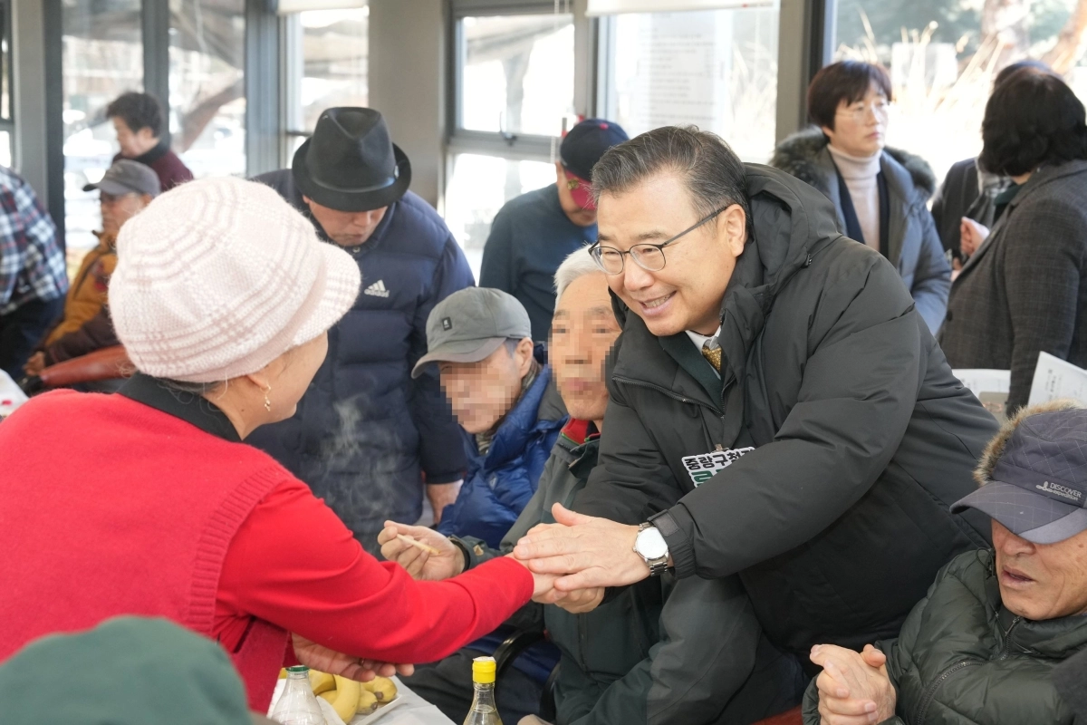 류경기(오른쪽) 중랑구청장이 어르신쉼터에 방문해 인사를 건네고 있다. 중랑구 제공