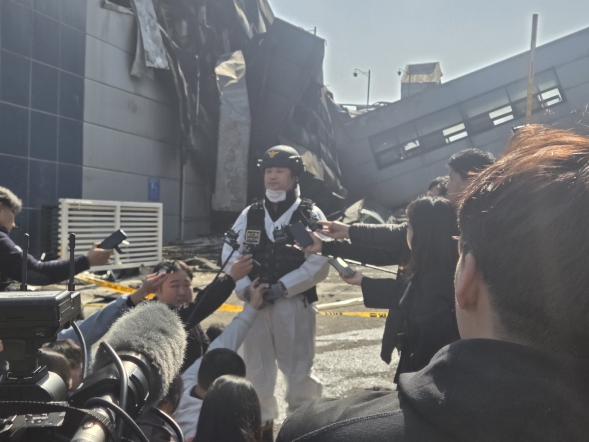 경찰이 23일 대전 안전공업에 대한 합동 현장감식에 앞서 브리핑을 하고 있다.