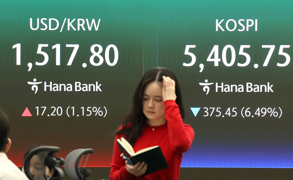 3일 서울 중구 하나은행 본점 딜링룸 전광판에 환율과 코스피가 표시돼있다. 이날 원/달러 환율은 16.7원 오른 1517.3원, 코스피는 전장보다 375.45포인트(6.49%) 내린 5405.75로 거래를 마감했다.  연합뉴스