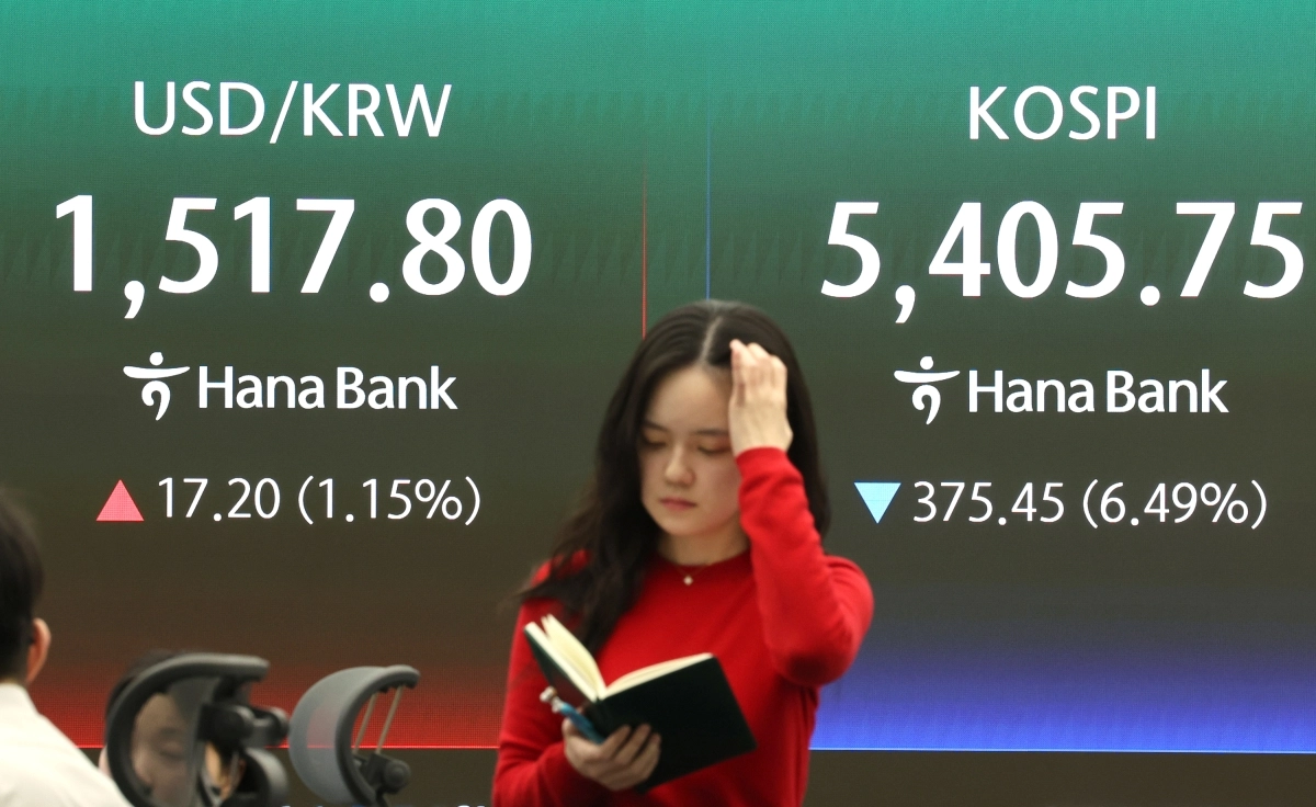 3일 서울 중구 하나은행 본점 딜링룸 전광판에 환율과 코스피가 표시돼있다. 이날 원/달러 환율은 16.7원 오른 1517.3원, 코스피는 전장보다 375.45포인트(6.49%) 내린 5405.75로 거래를 마감했다.  연합뉴스