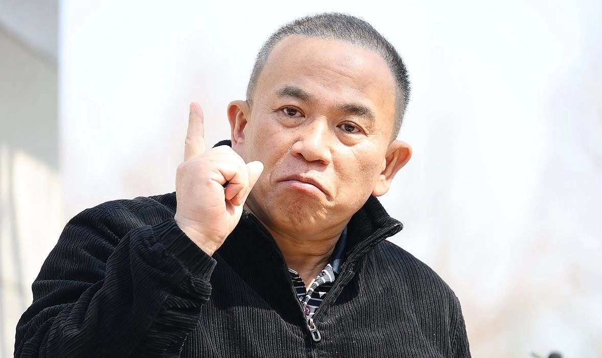 명태균씨가 23일 청주흥덕경찰서 앞에서 ‘명태균 게이트’ 의혹을 제기한 더불어민주당 신용한 충북지사 예비후보 고소 기자회견을 하고 있다. 연합뉴스