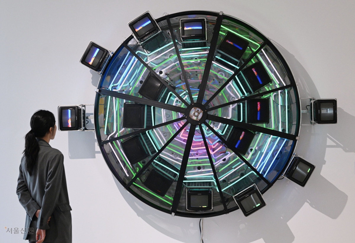 백남준 작가의 행성 연작 가운데 하나인 ‘해왕성’이 경기 과천시 호반아트리움에서 화려한 빛을 내뿜고 있다. 호반아트리움은 백남준 타계 20주년을 기념해 ‘백남준: 살아 있는 시간’을 선보인다.  도준석 전문기자